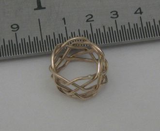 five-lead by six-bight yellow 18K gold ring.