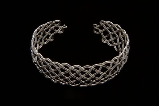 Doubled seven-lead flat lanyard bracelet.