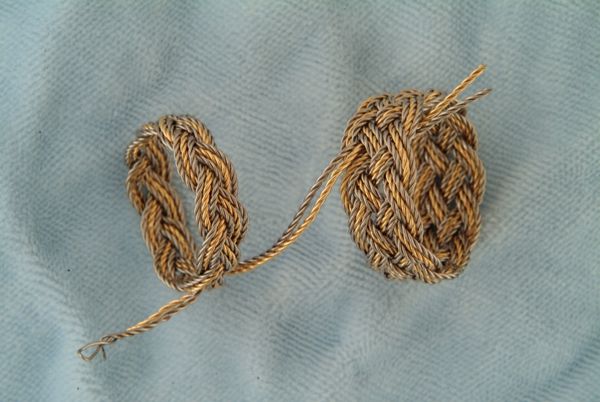 Whte and yellow strands.