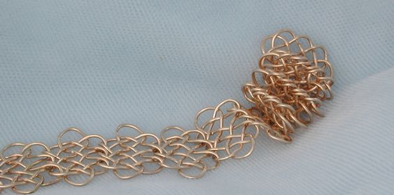Prolong knot chain in 18K yellow gold.